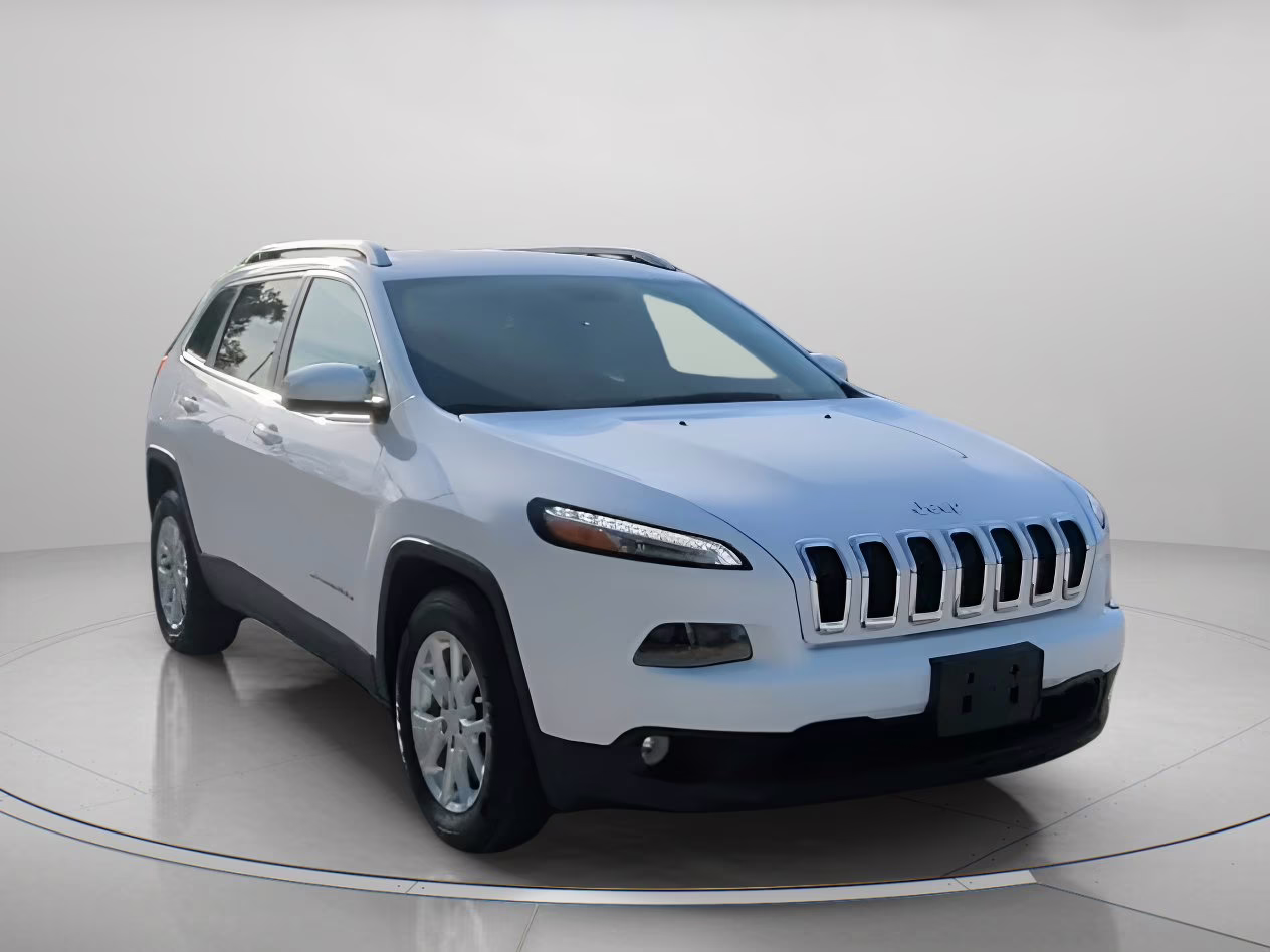 2018 Bright White Clearcoat Jeep Cherokee Latitude FWD SUV