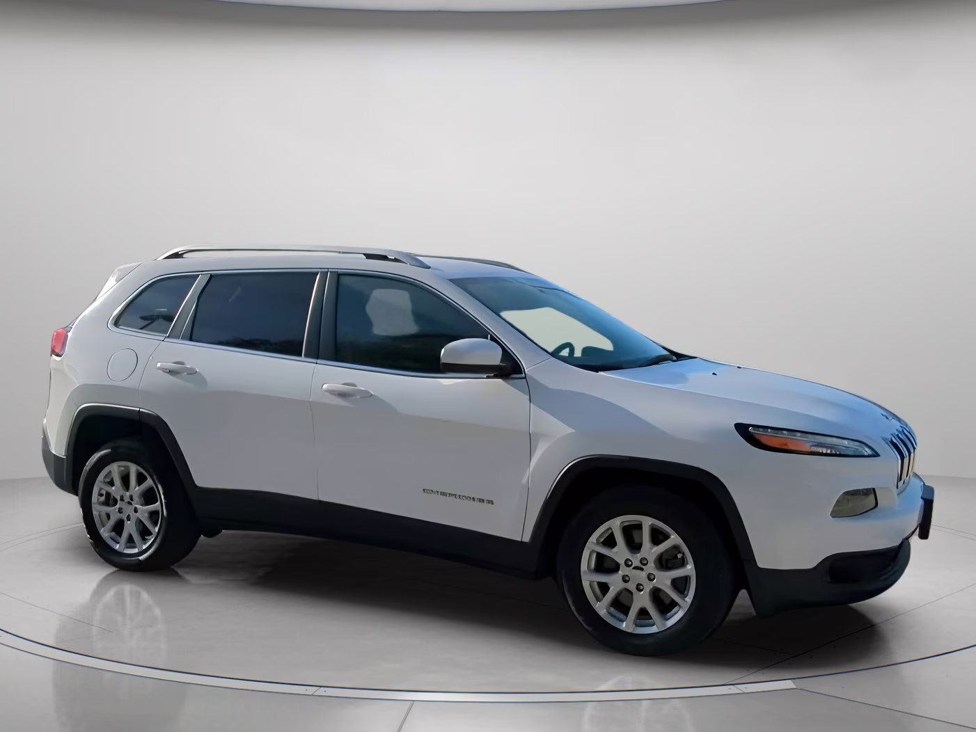 2018 Bright White Clearcoat Jeep Cherokee Latitude FWD SUV
