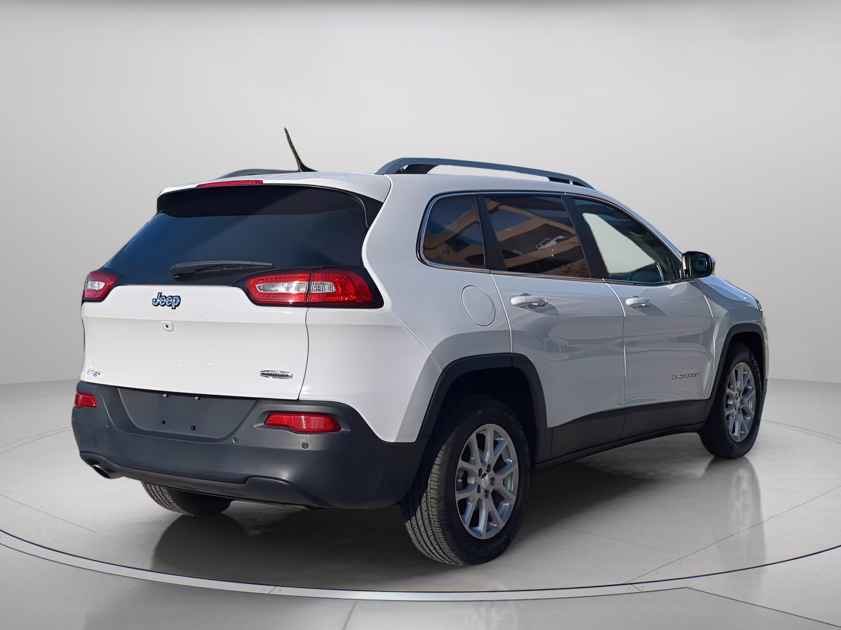 2018 Bright White Clearcoat Jeep Cherokee Latitude FWD SUV