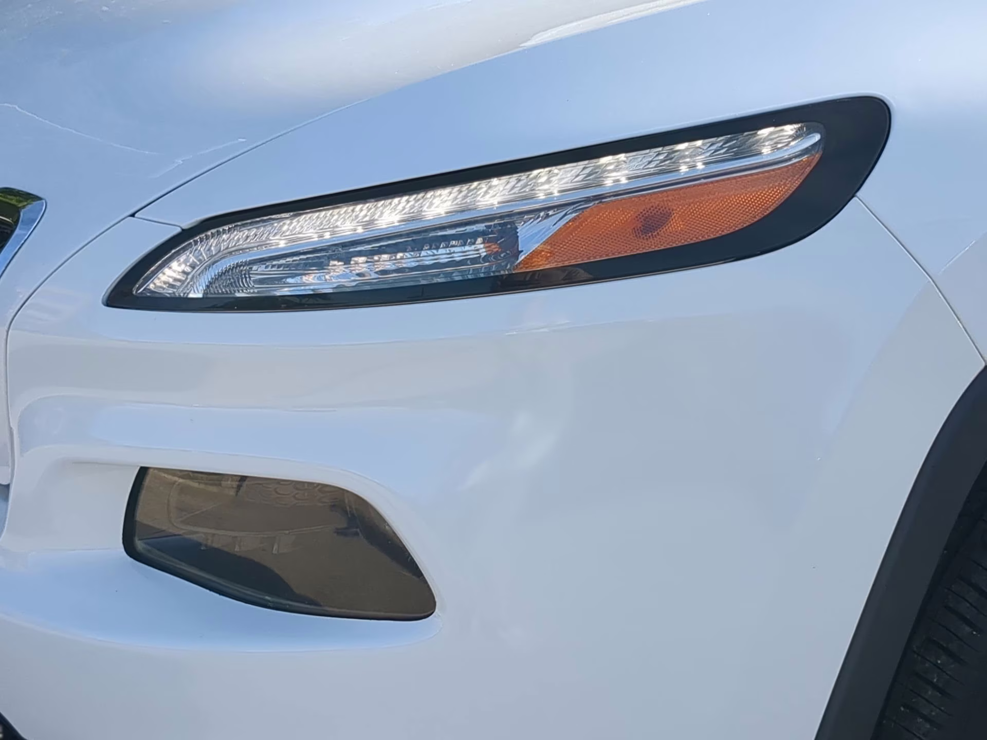 2018 Bright White Clearcoat Jeep Cherokee Latitude FWD SUV