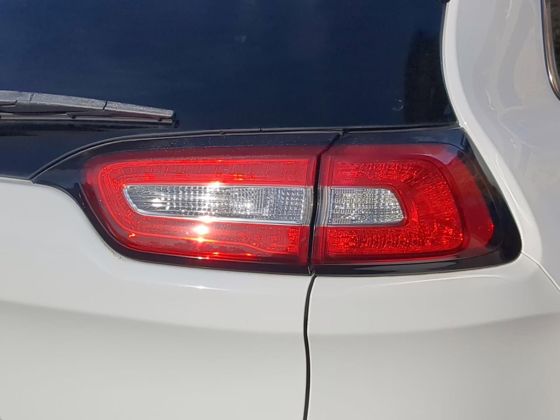 2018 Bright White Clearcoat Jeep Cherokee Latitude FWD SUV