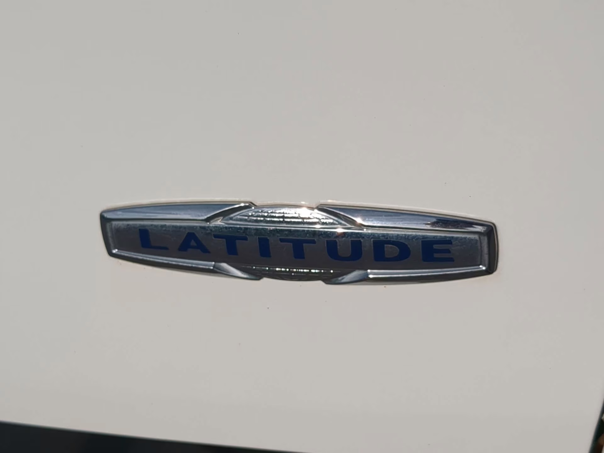 2018 Bright White Clearcoat Jeep Cherokee Latitude FWD SUV