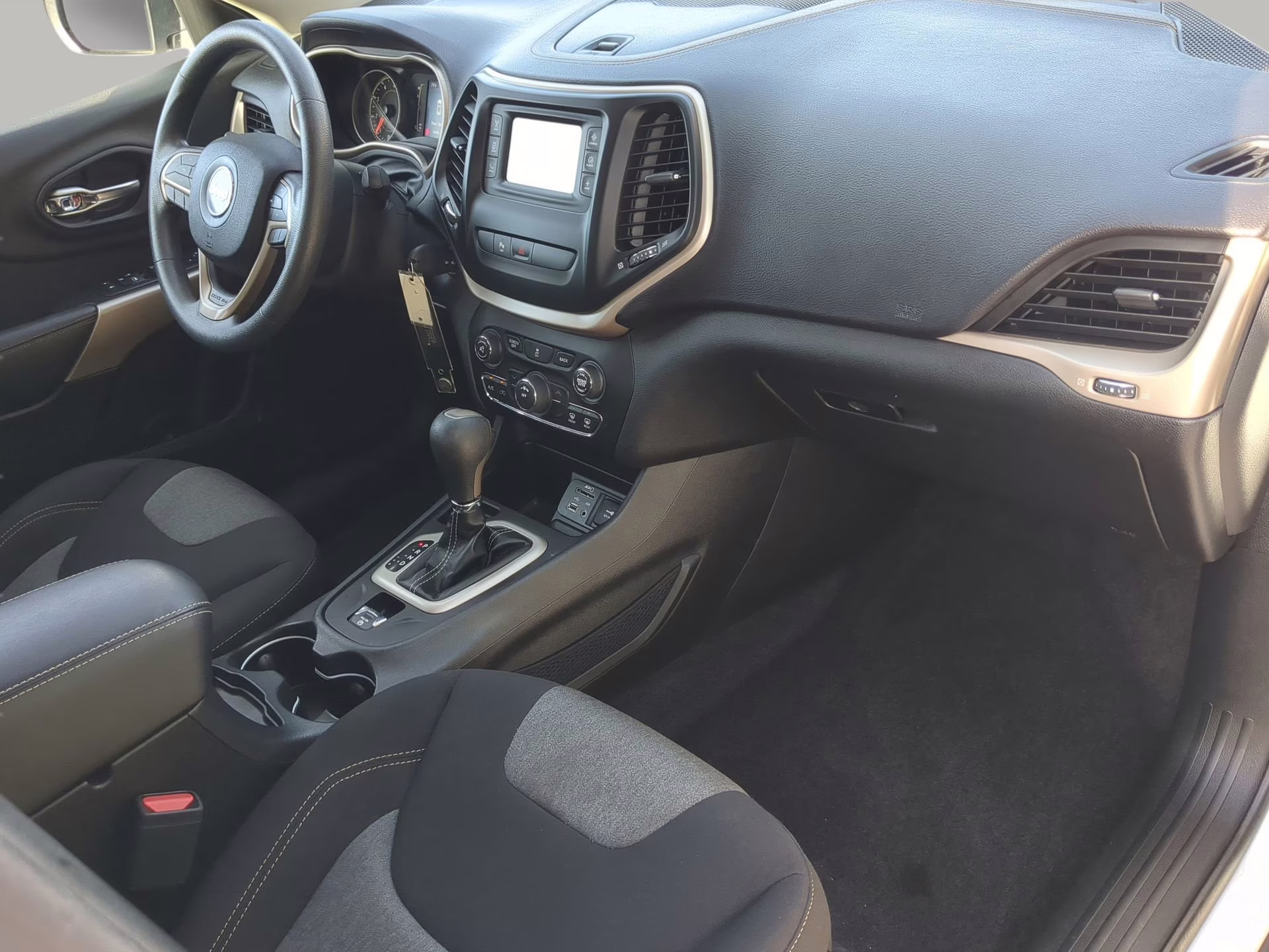 2018 Bright White Clearcoat Jeep Cherokee Latitude FWD SUV