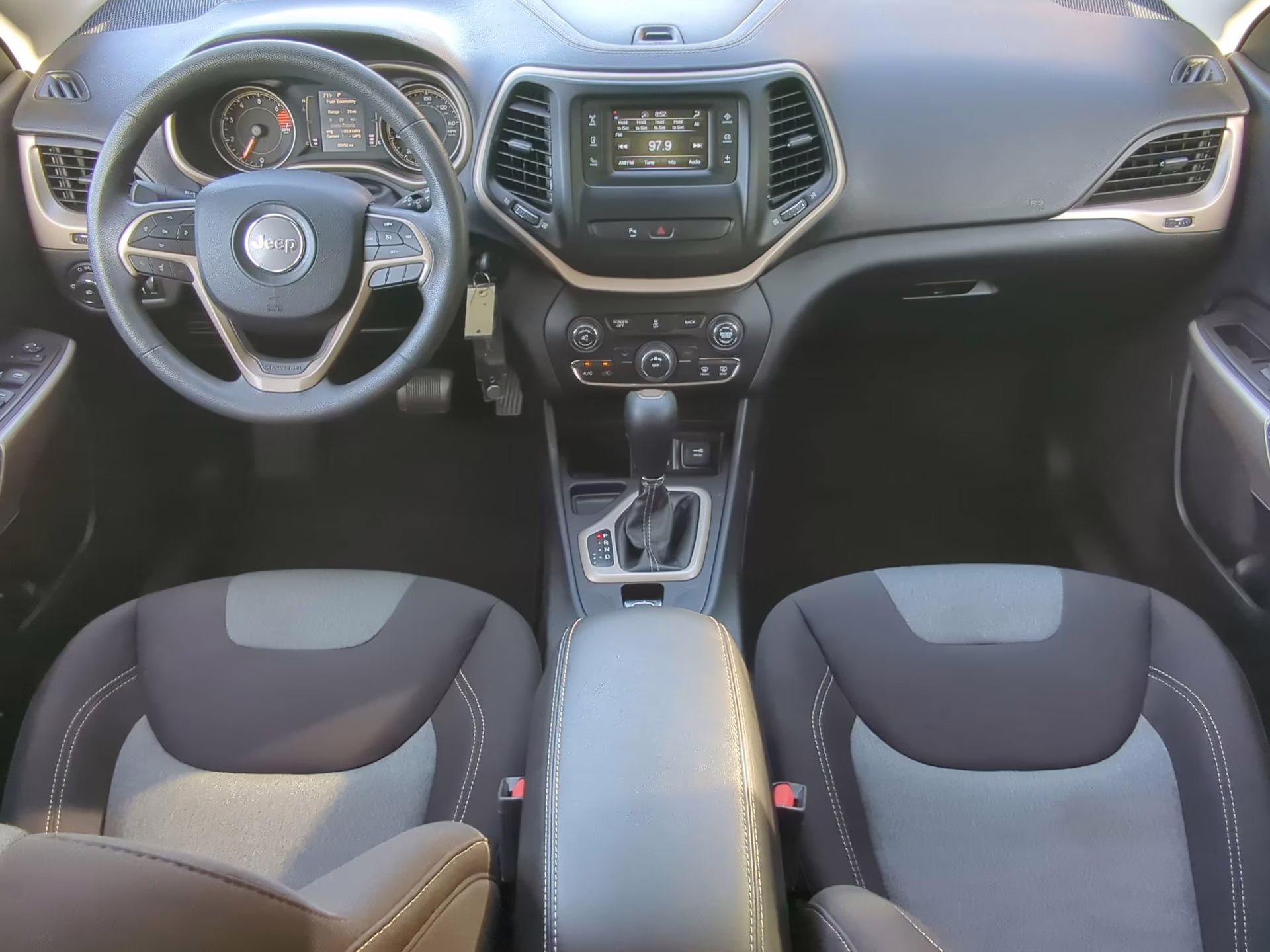 2018 Bright White Clearcoat Jeep Cherokee Latitude FWD SUV