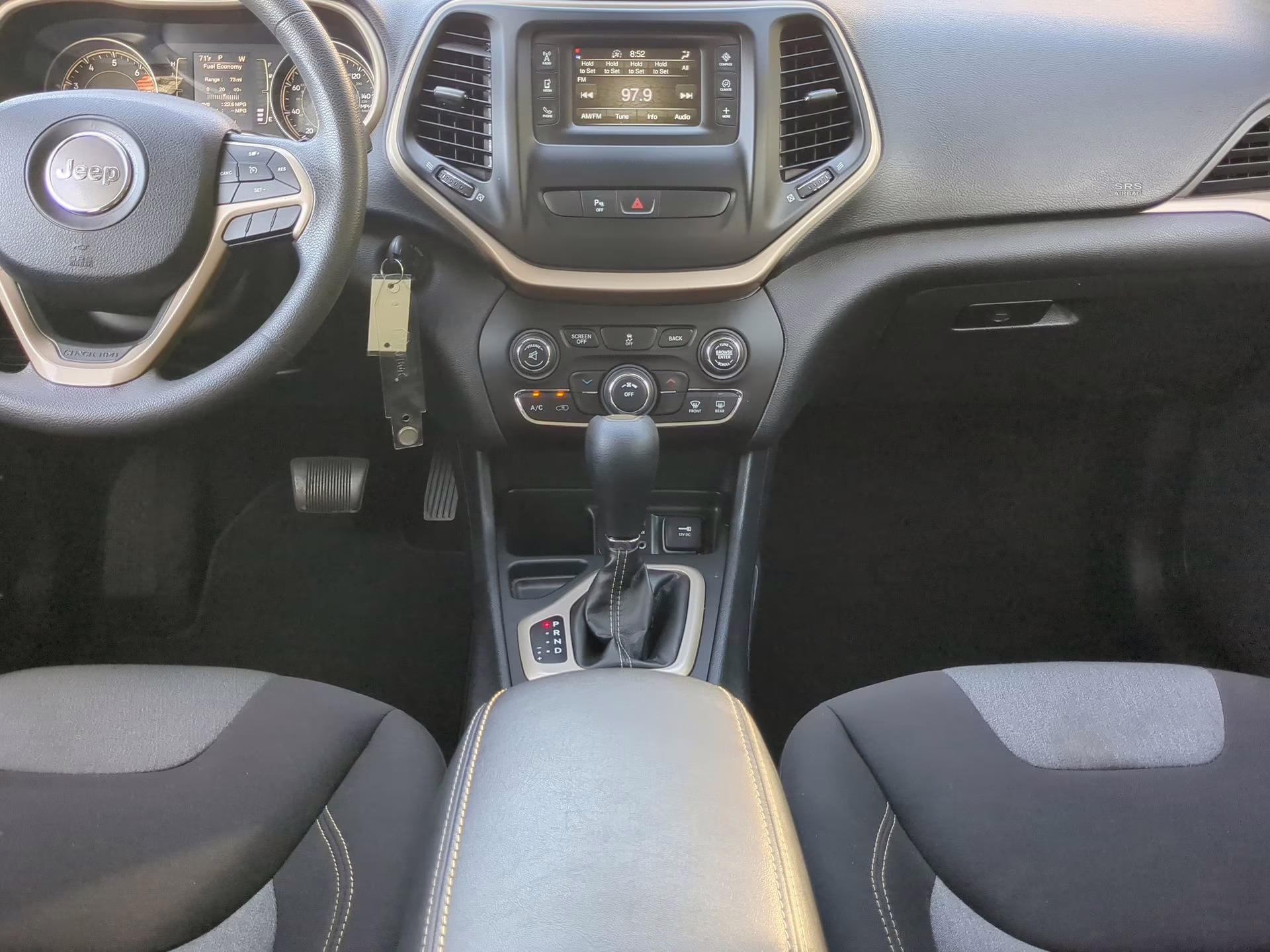 2018 Bright White Clearcoat Jeep Cherokee Latitude FWD SUV