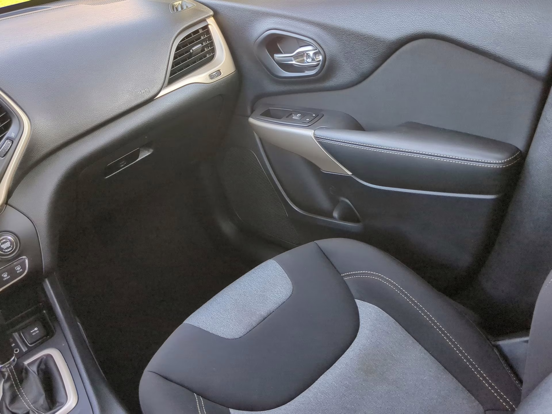 2018 Bright White Clearcoat Jeep Cherokee Latitude FWD SUV