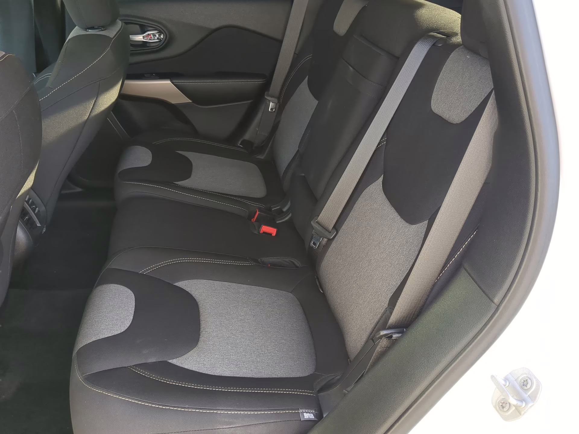 2018 Bright White Clearcoat Jeep Cherokee Latitude FWD SUV