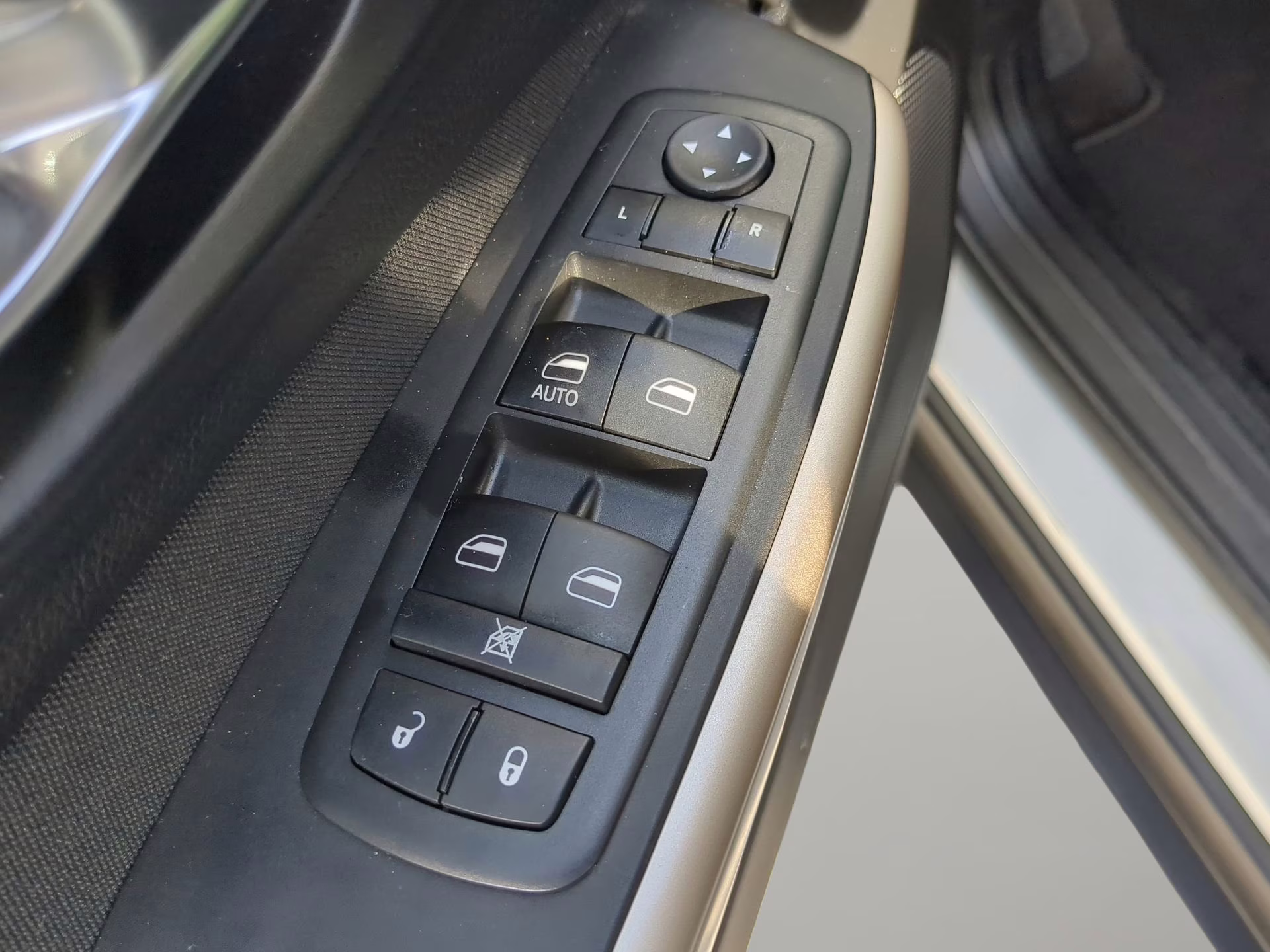 2018 Bright White Clearcoat Jeep Cherokee Latitude FWD SUV