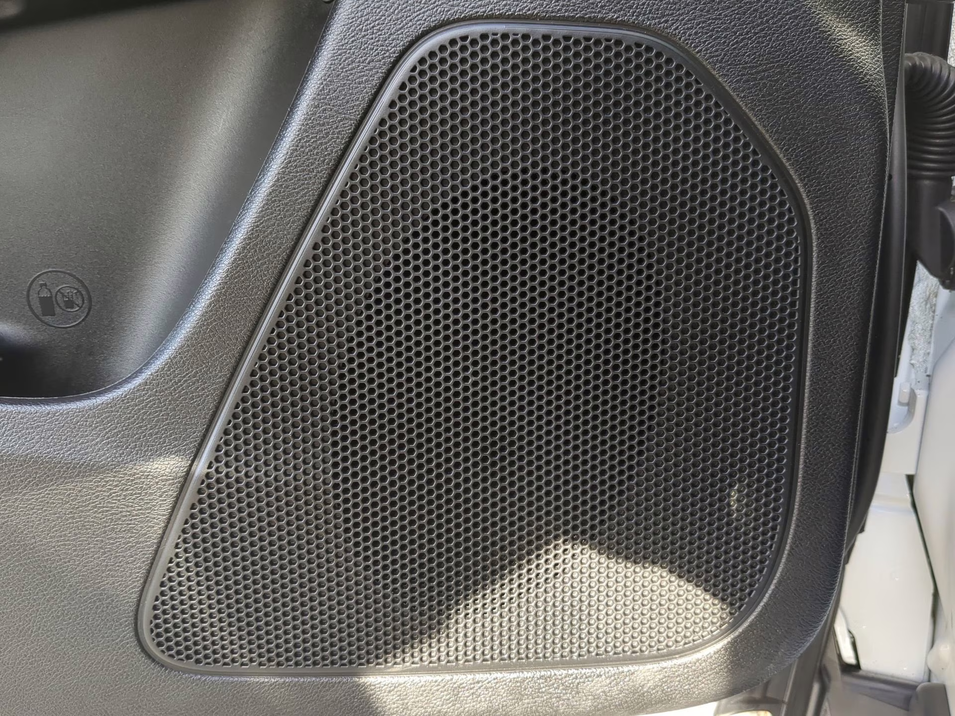 2018 Bright White Clearcoat Jeep Cherokee Latitude FWD SUV