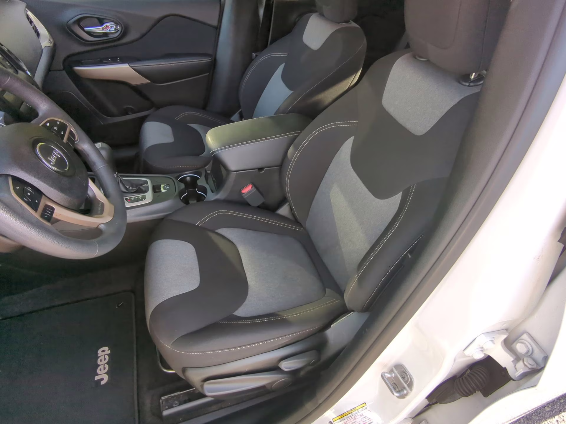 2018 Bright White Clearcoat Jeep Cherokee Latitude FWD SUV