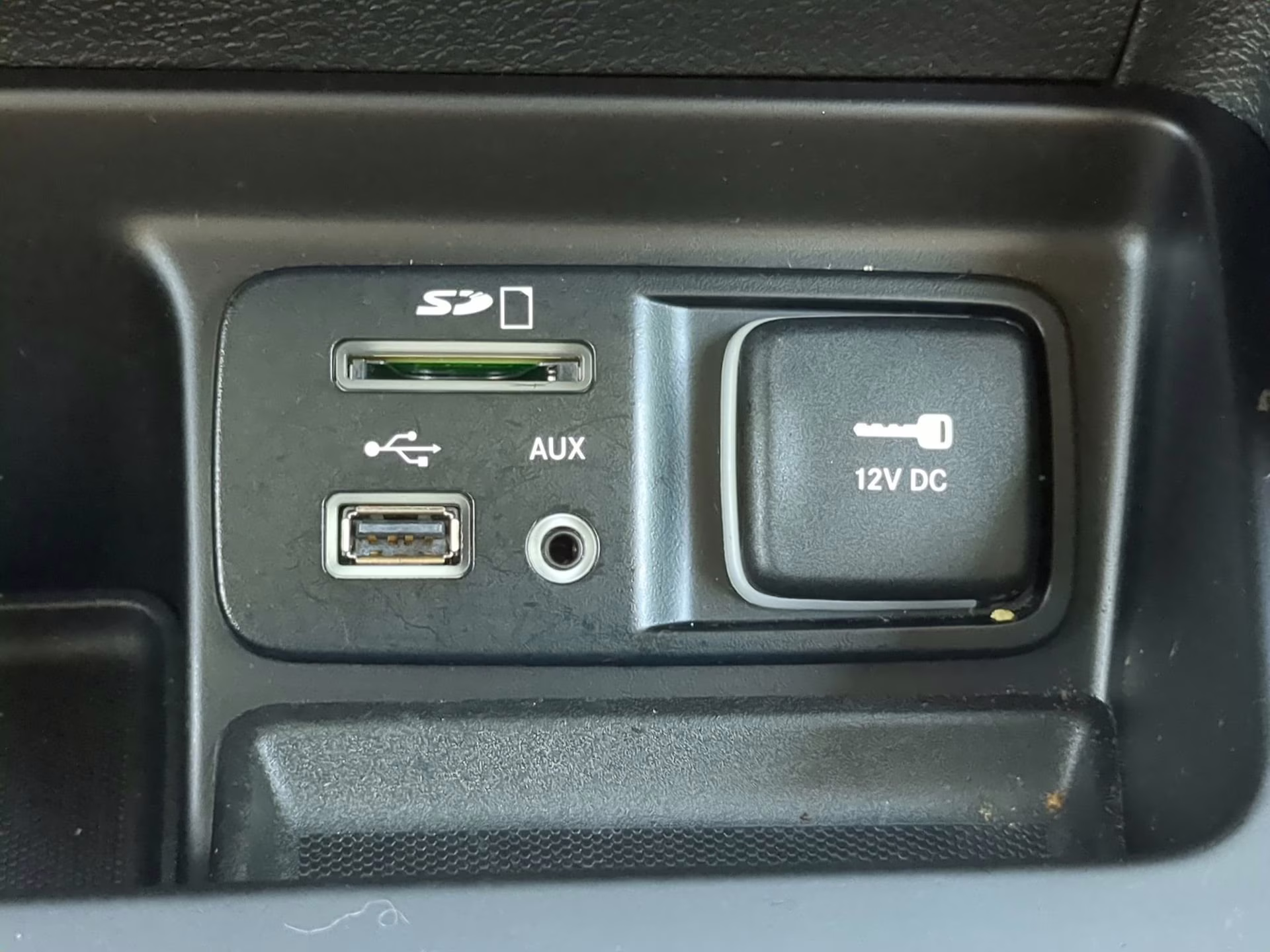 2018 Bright White Clearcoat Jeep Cherokee Latitude FWD SUV