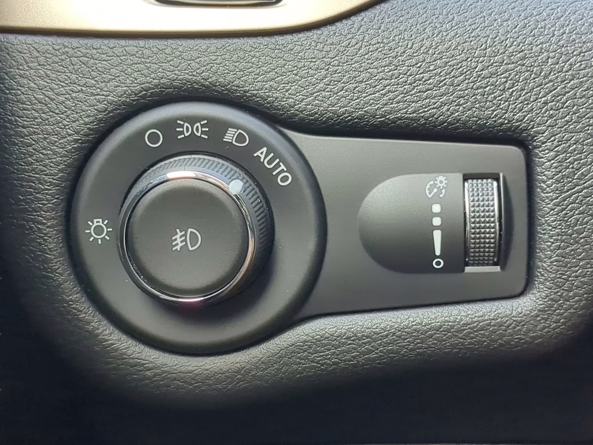 2018 Bright White Clearcoat Jeep Cherokee Latitude FWD SUV