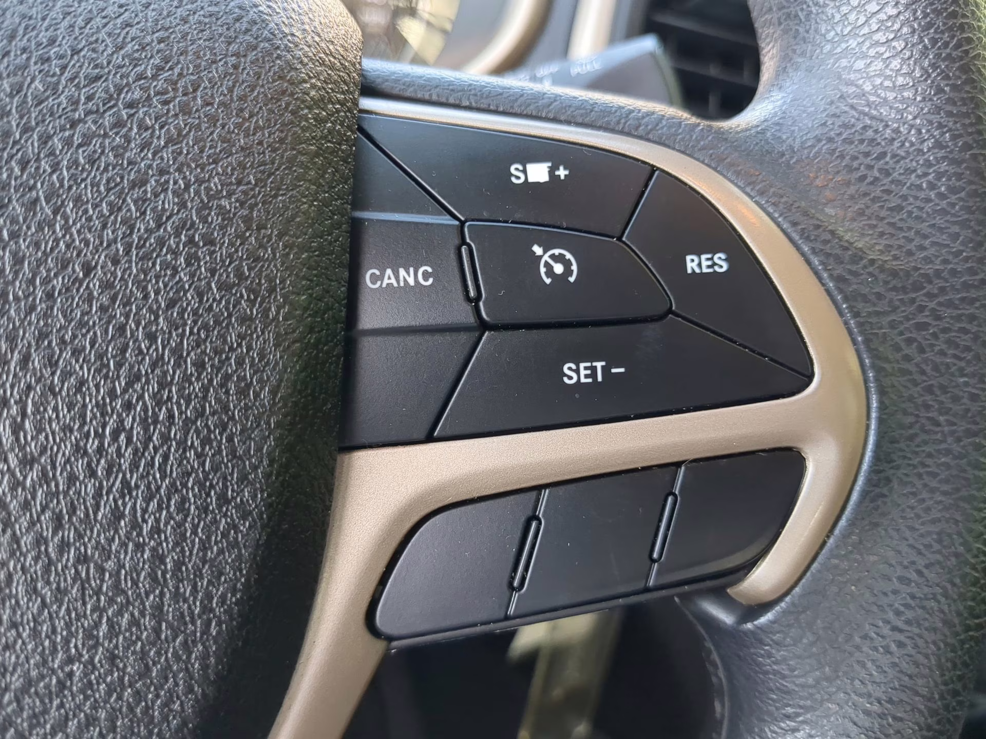 2018 Bright White Clearcoat Jeep Cherokee Latitude FWD SUV