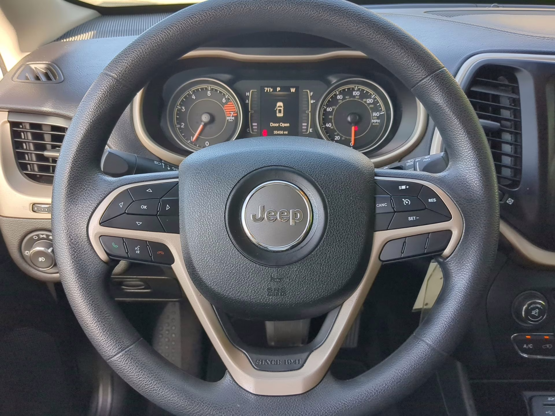 2018 Bright White Clearcoat Jeep Cherokee Latitude FWD SUV