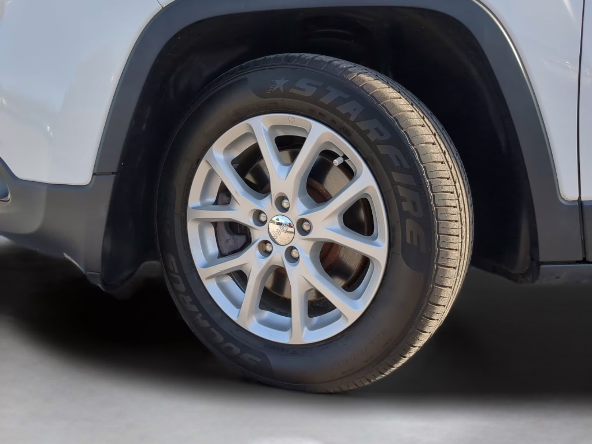 2018 Bright White Clearcoat Jeep Cherokee Latitude FWD SUV