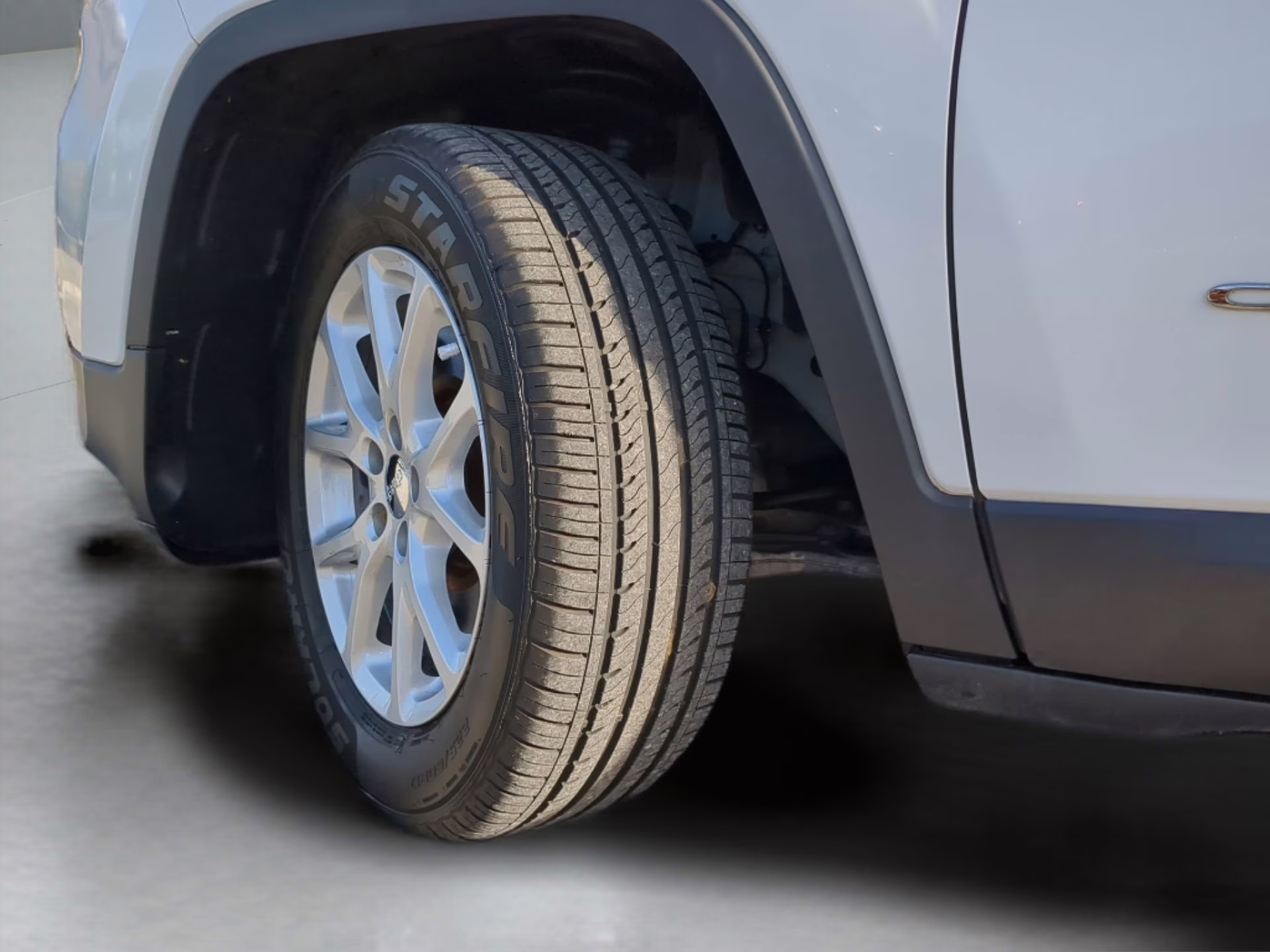 2018 Bright White Clearcoat Jeep Cherokee Latitude FWD SUV