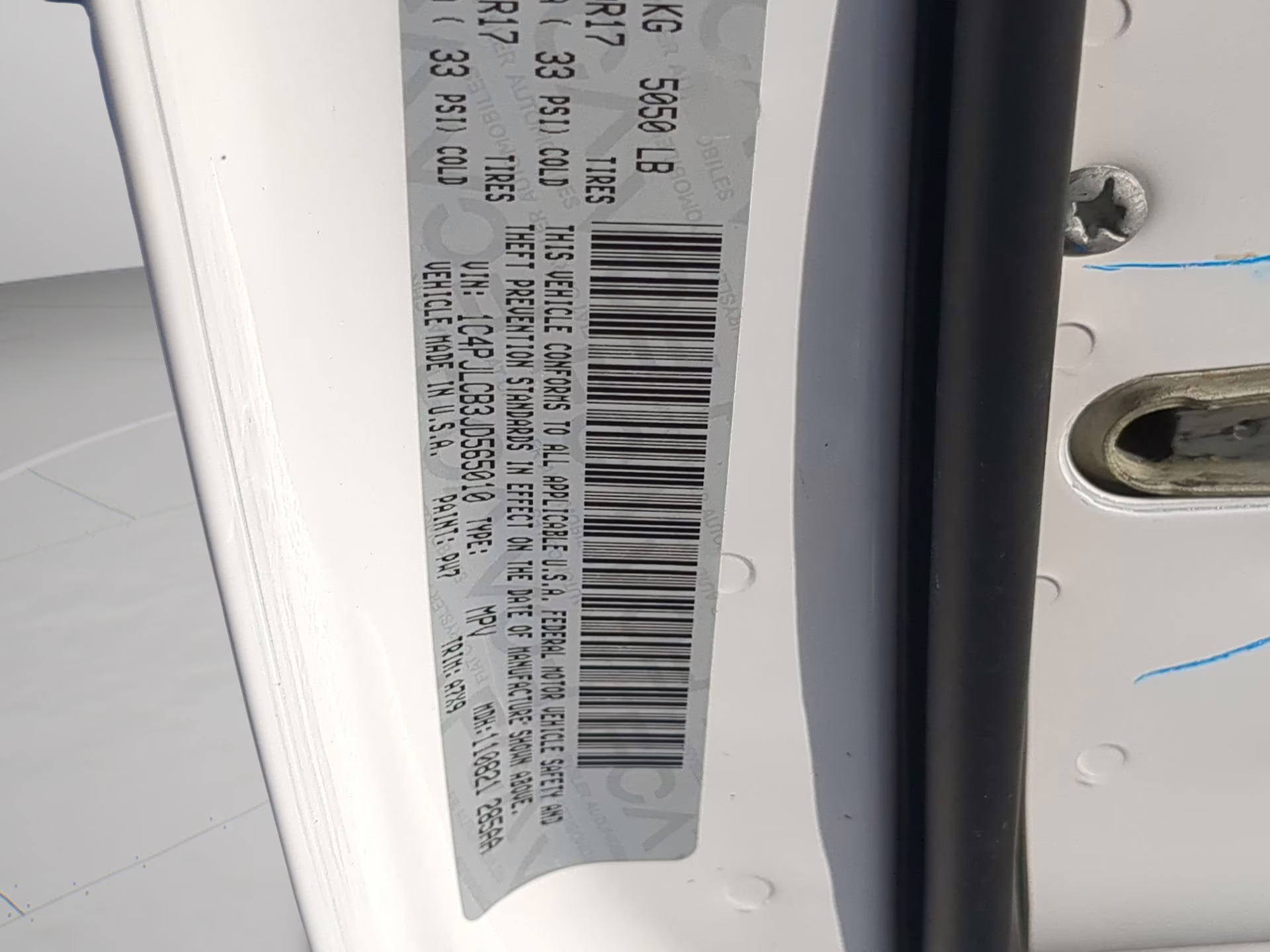 2018 Bright White Clearcoat Jeep Cherokee Latitude FWD SUV