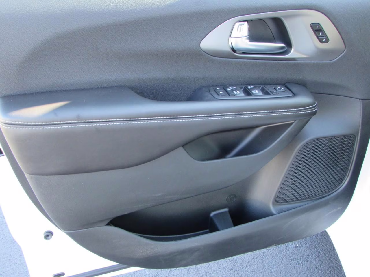 2026 Bright White Clearcoat Chrysler Pacifica Select FWD Van