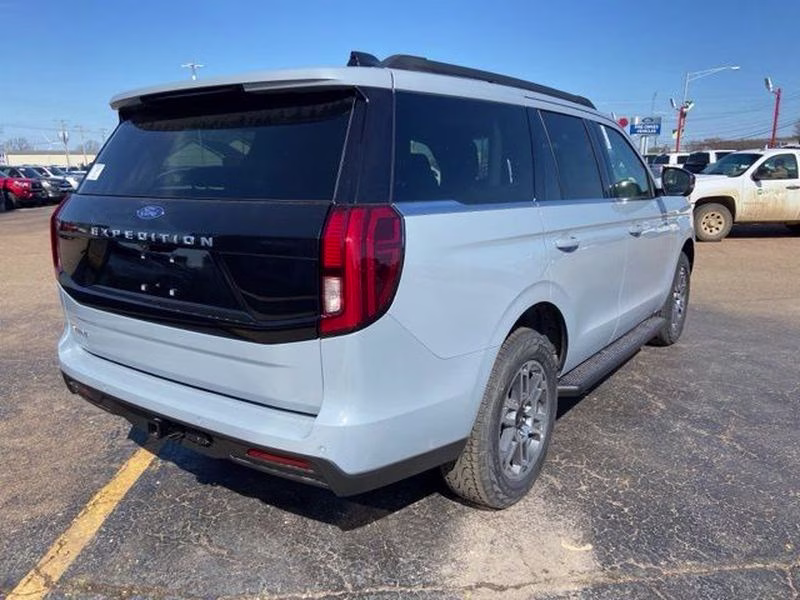 2026 Glacier Gray Metallic Tri-Coat Ford Expedition Active 4X4 SUV