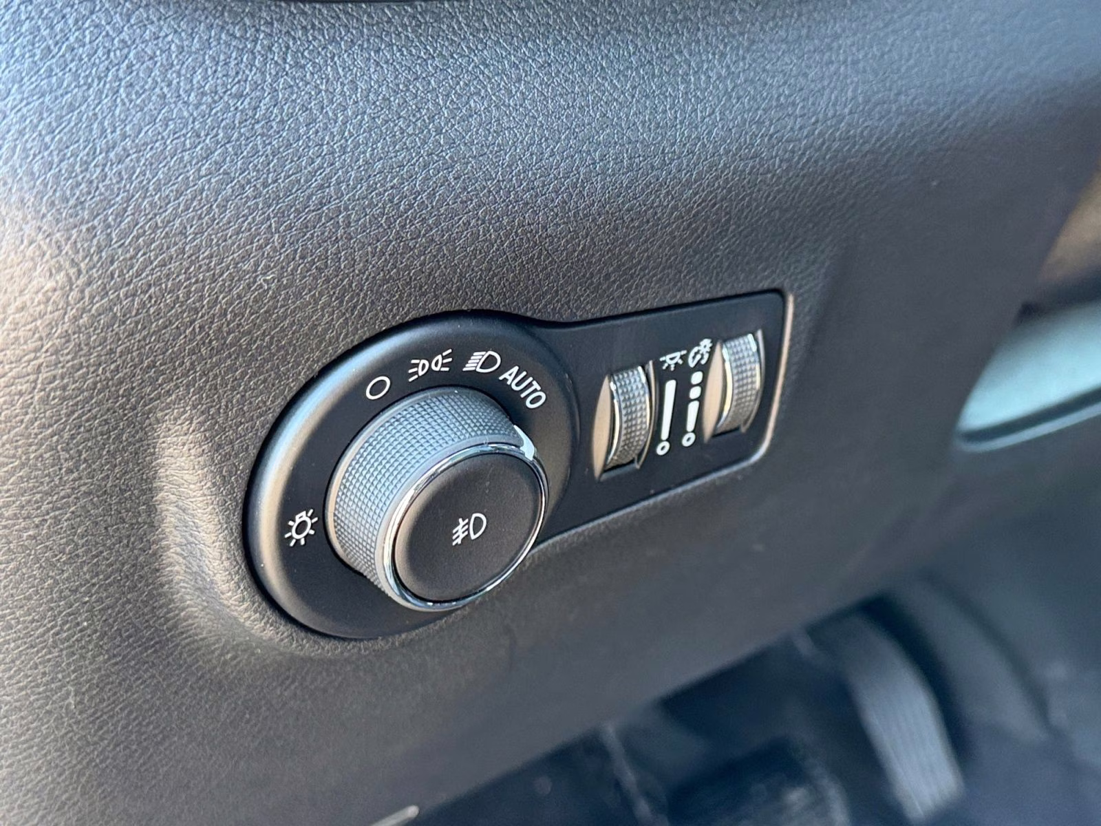 2026 Diamond Black Crystal Pearlcoat Jeep Compass Latitude 4X4 SUV