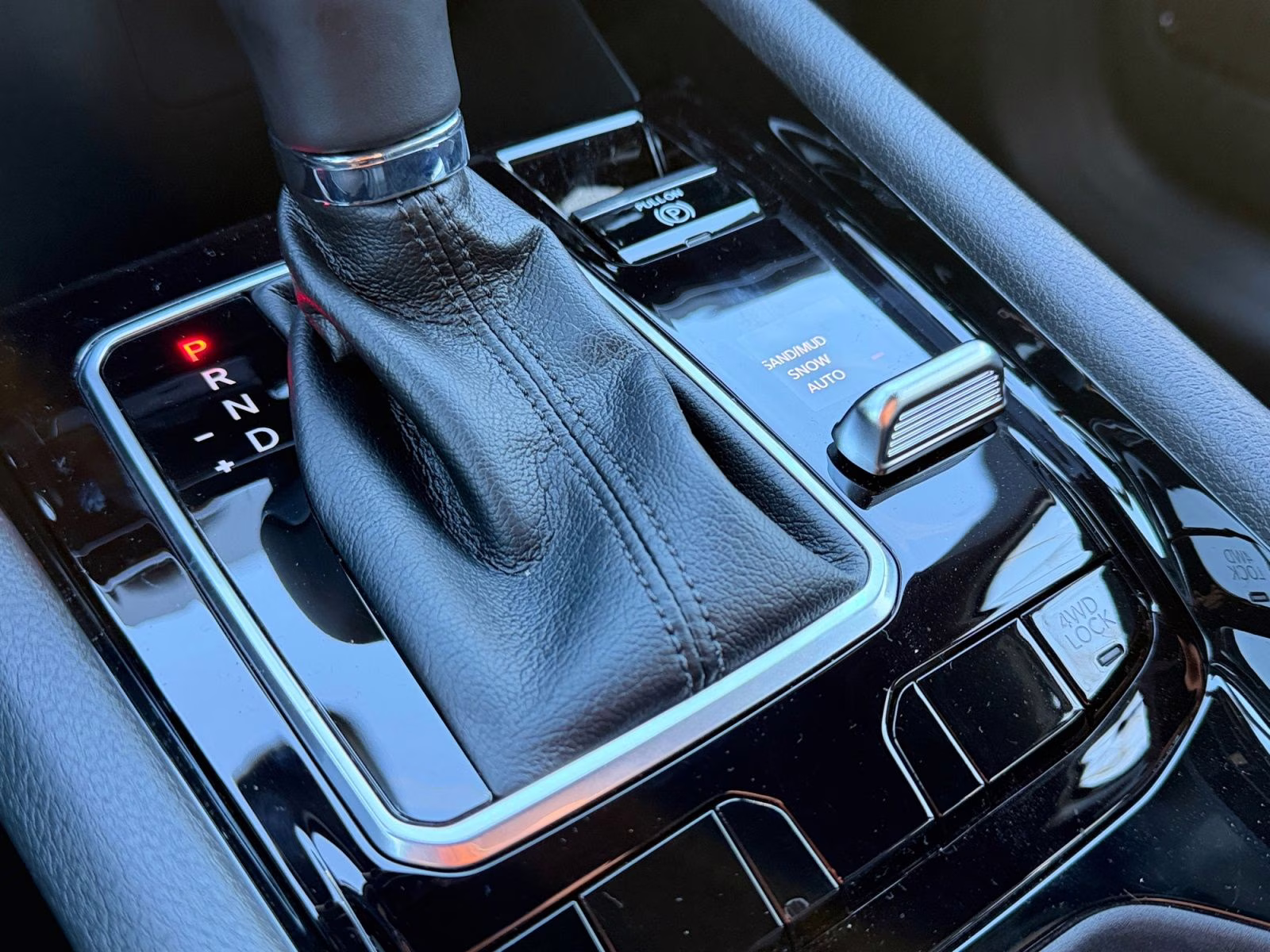 2026 Diamond Black Crystal Pearlcoat Jeep Compass Latitude 4X4 SUV