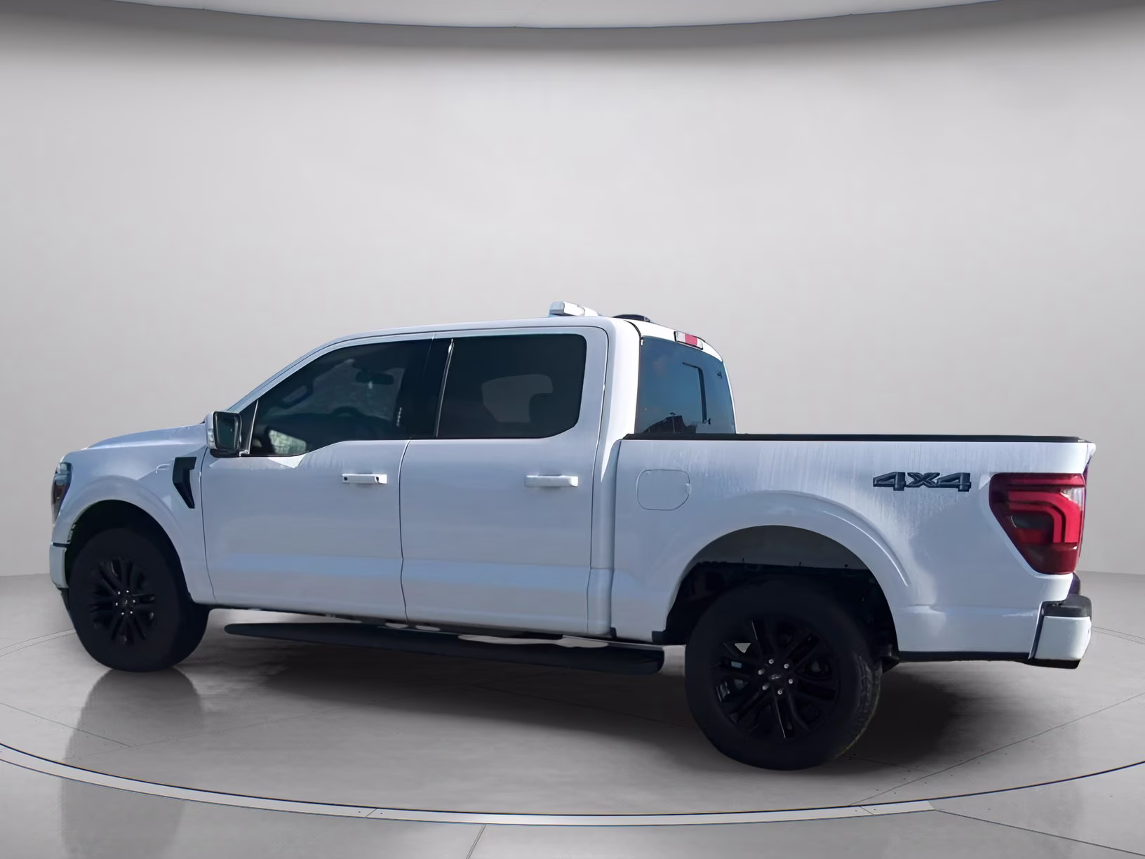 2026 Oxford White Ford F-150 LARIAT Crew Cab Pickup 4X4 Truck