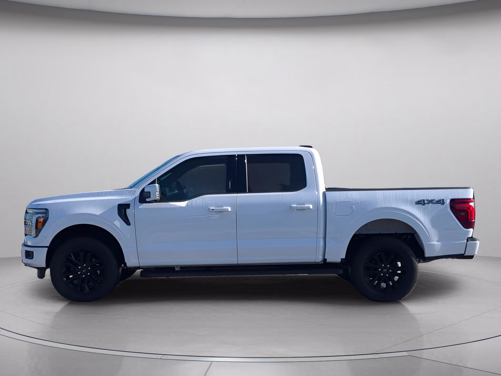 2026 Oxford White Ford F-150 LARIAT Crew Cab Pickup 4X4 Truck