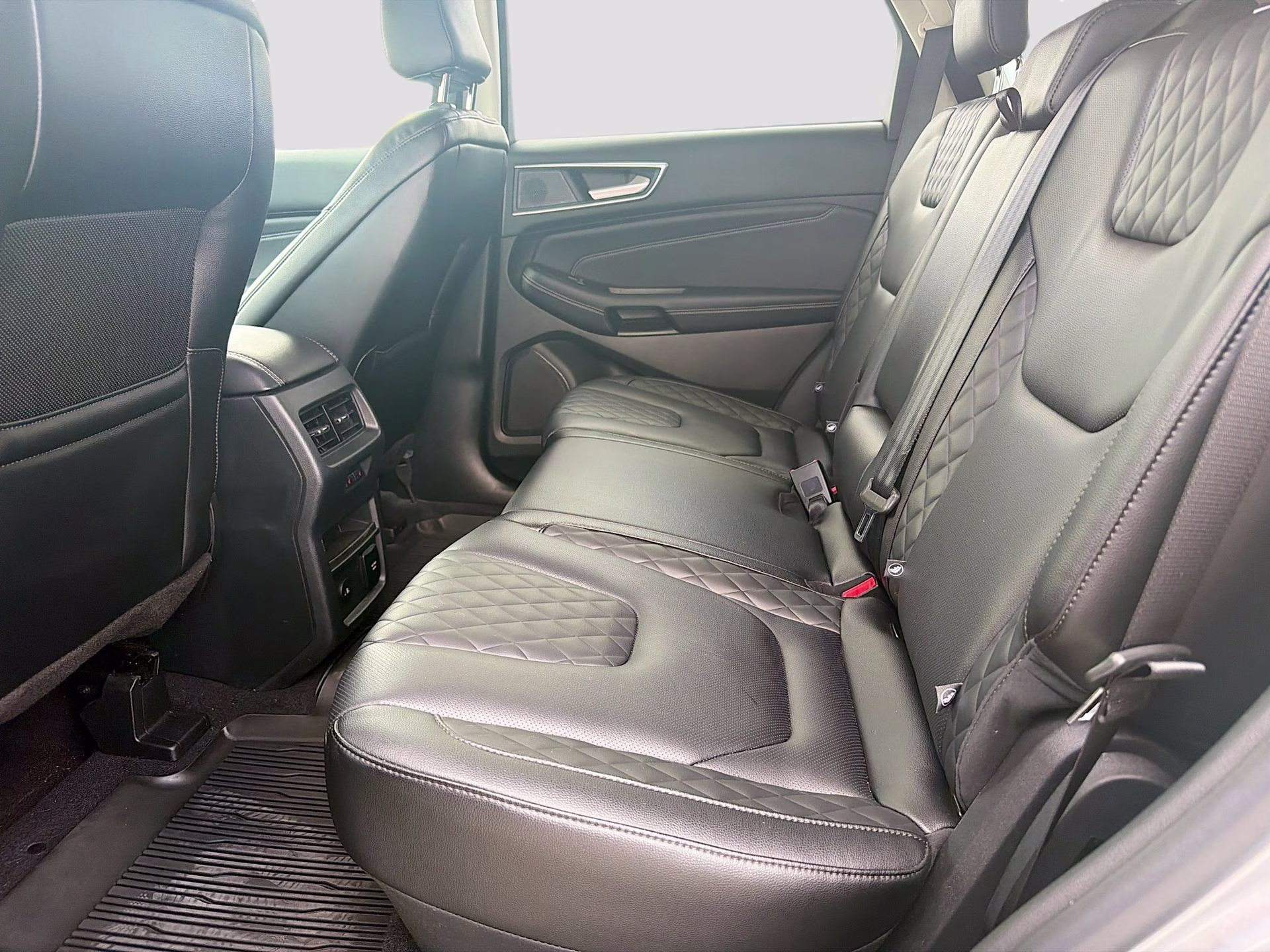 2024 Silver Metallic Ford Edge Titanium AWD SUV