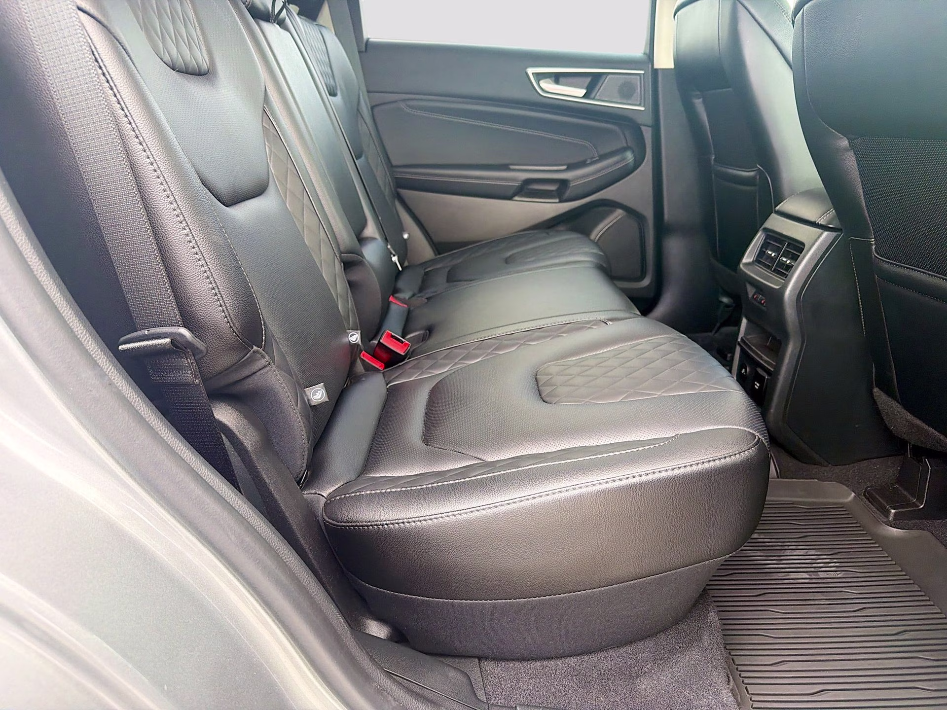 2024 Silver Metallic Ford Edge Titanium AWD SUV