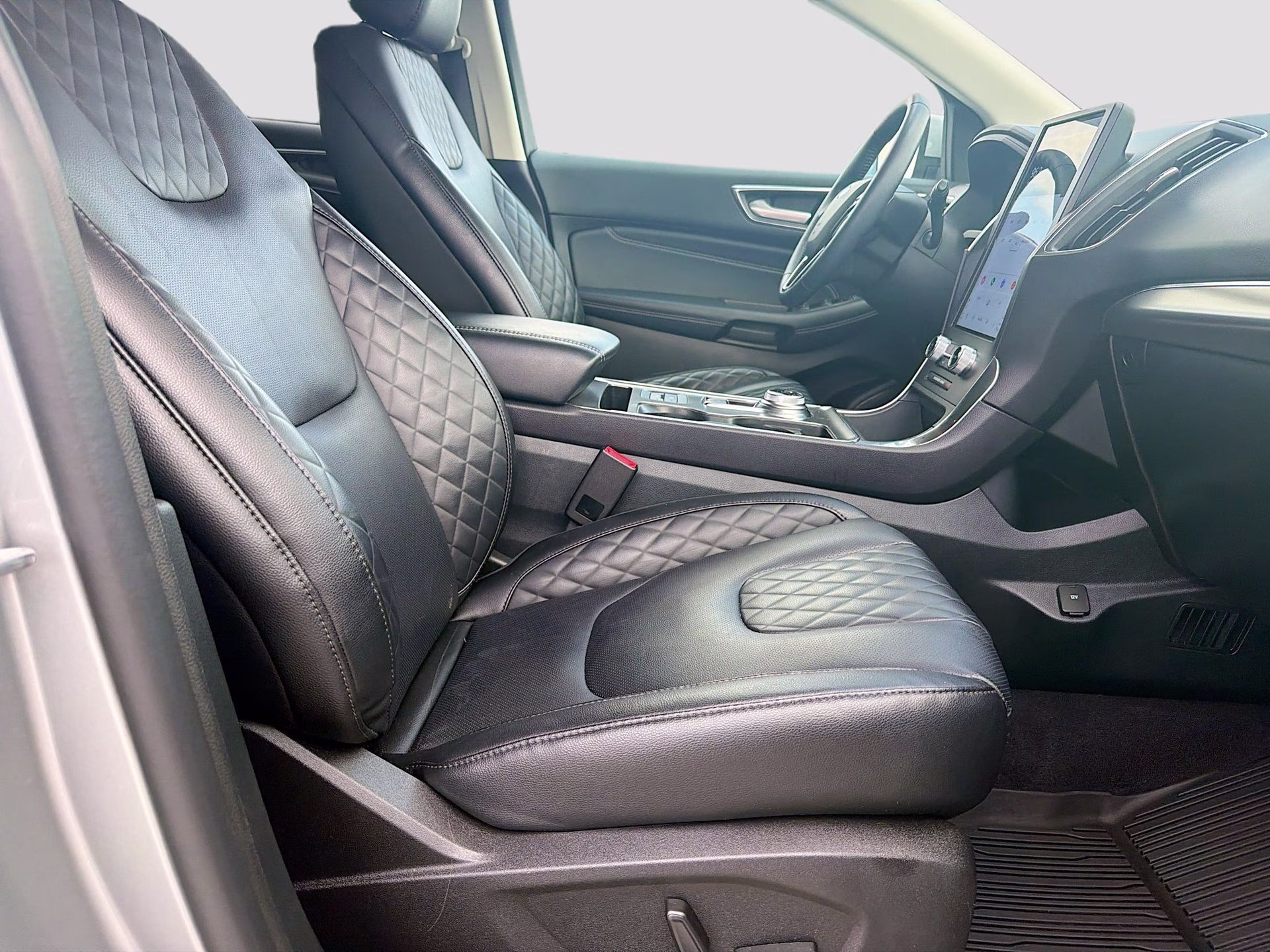 2024 Silver Metallic Ford Edge Titanium AWD SUV