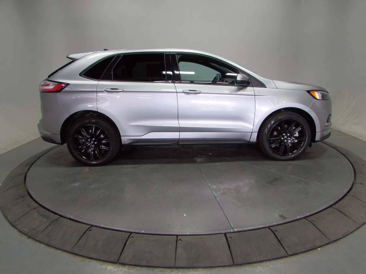 2024 Iconic Silver Metallic Ford Edge ST Line AWD SUV