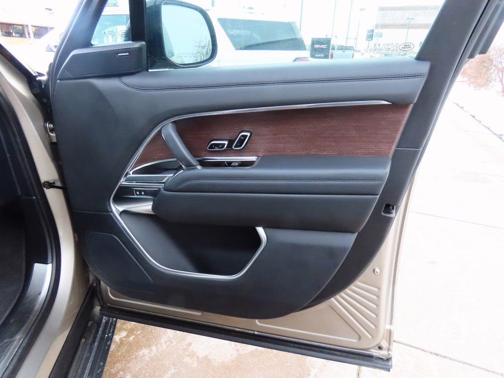 2023 Batumi Gold Premium Metallic Land Rover Range Rover SE AWD SUV