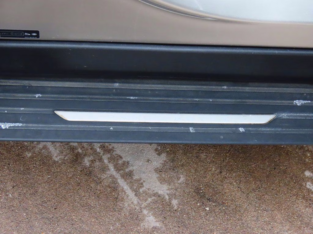 2023 Batumi Gold Premium Metallic Land Rover Range Rover SE AWD SUV