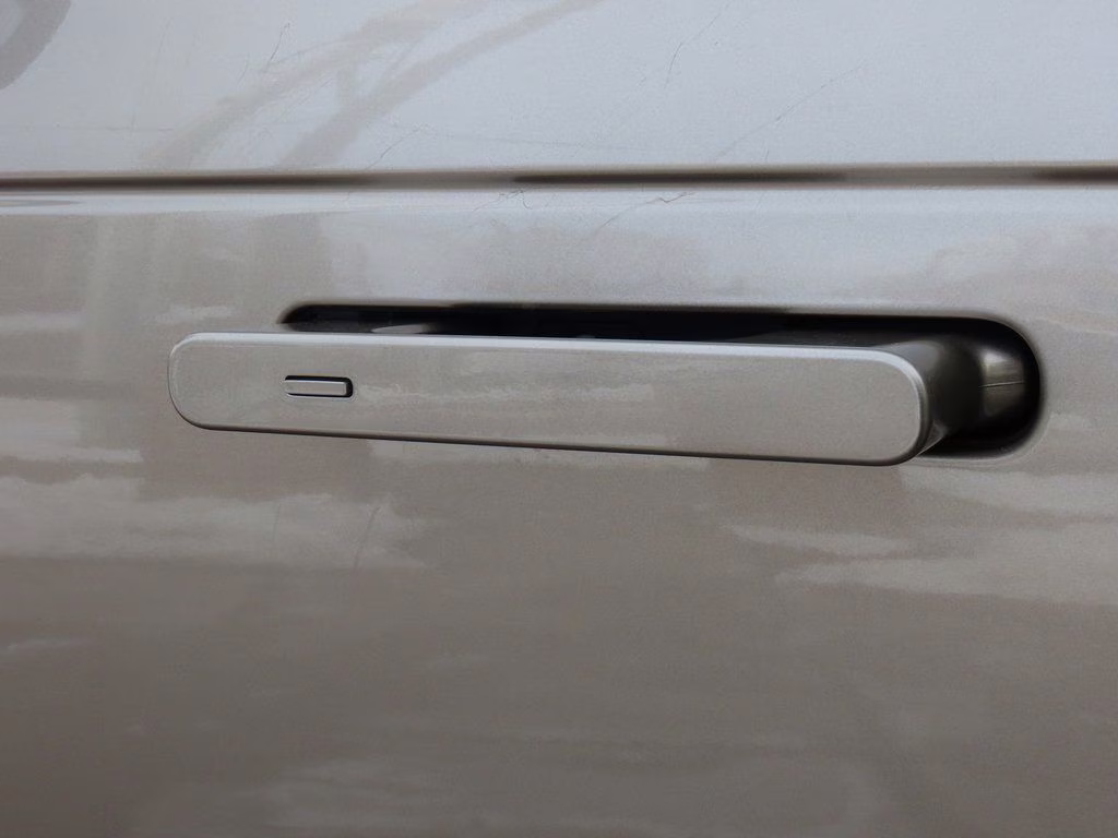 2023 Batumi Gold Premium Metallic Land Rover Range Rover SE AWD SUV