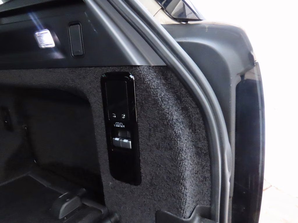 2023 Batumi Gold Premium Metallic Land Rover Range Rover SE AWD SUV