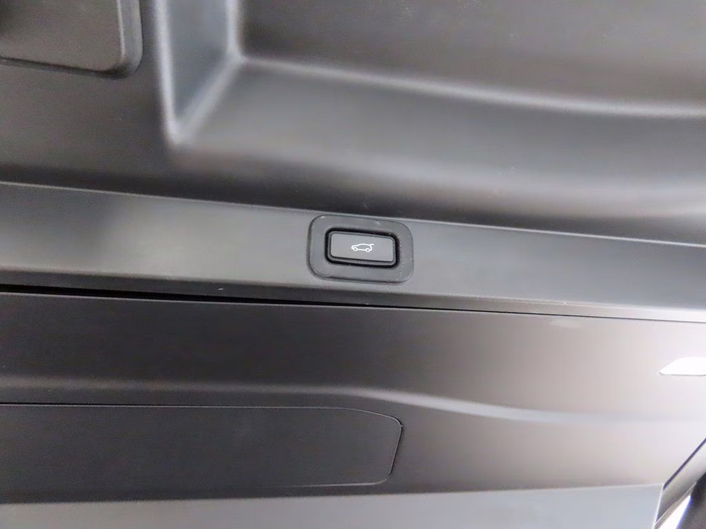 2023 Batumi Gold Premium Metallic Land Rover Range Rover SE AWD SUV