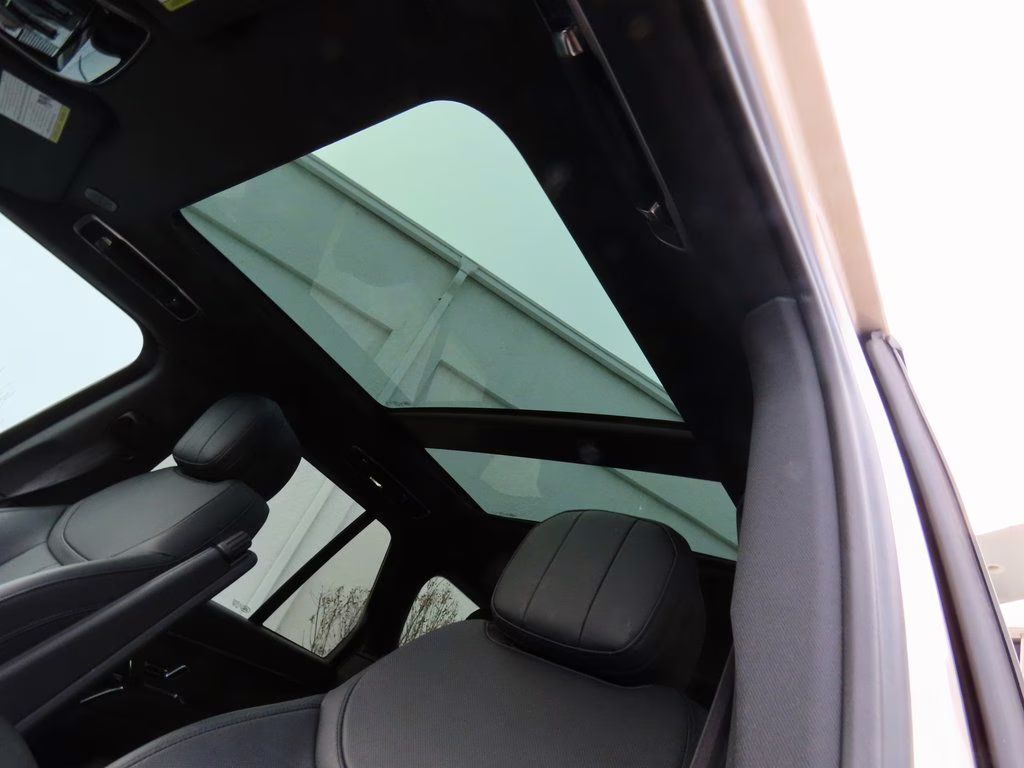 2023 Batumi Gold Premium Metallic Land Rover Range Rover SE AWD SUV