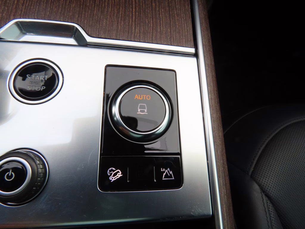 2023 Batumi Gold Premium Metallic Land Rover Range Rover SE AWD SUV