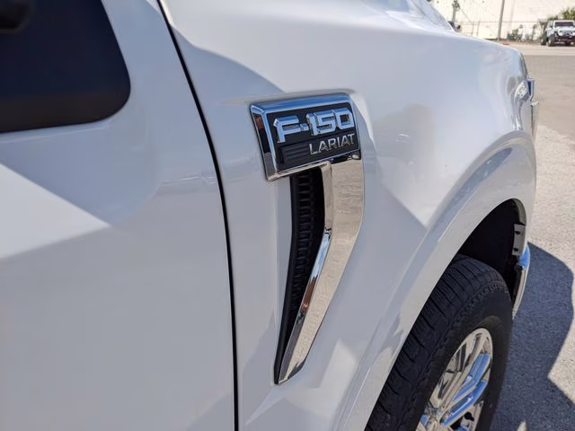 2025 Star White Metallic Tri-Coat Ford F-150 Lariat 4X4 Truck