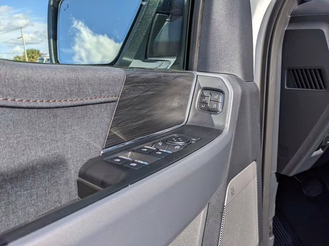 2025 Star White Metallic Tri-Coat Ford F-150 Lariat 4X4 Truck