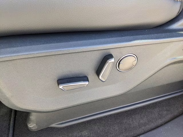 2025 Star White Metallic Tri-Coat Ford F-150 Lariat 4X4 Truck