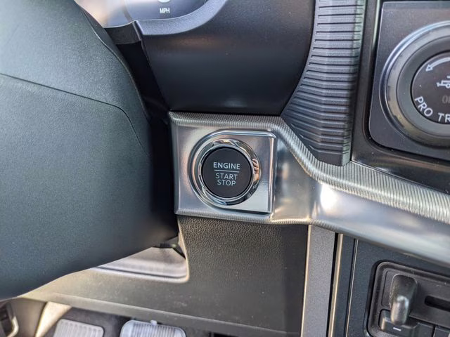 2025 Star White Metallic Tri-Coat Ford F-150 Lariat 4X4 Truck