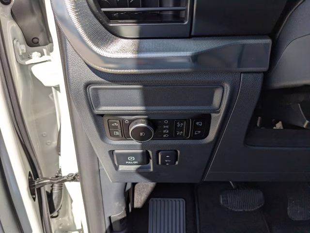 2025 Star White Metallic Tri-Coat Ford F-150 Lariat 4X4 Truck