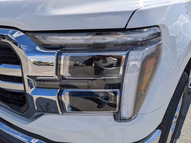 2025 Star White Metallic Tri-Coat Ford F-150 Lariat 4X4 Truck