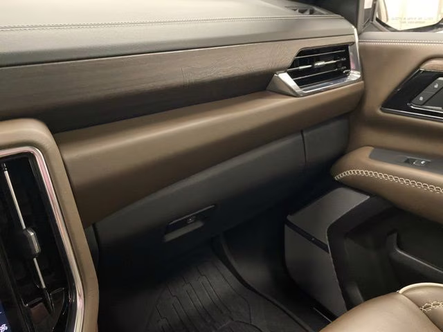 2025 White Frost Tricoat GMC Yukon Denali Ultimate 4X4 SUV