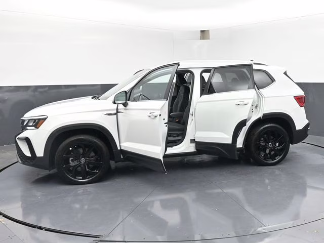 2024 White Volkswagen Taos 1.5T SE FWD SUV