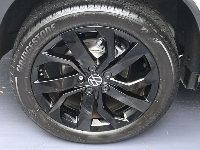 2024 White Volkswagen Taos 1.5T SE FWD SUV