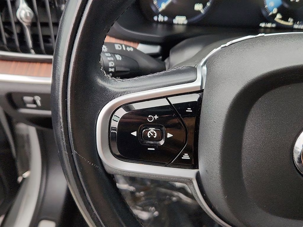 2021 Crystal White Volvo S60 T5 Momentum FWD Sedan