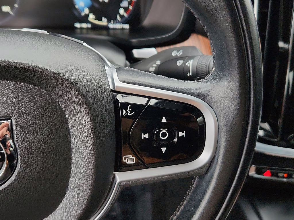 2021 Crystal White Volvo S60 T5 Momentum FWD Sedan