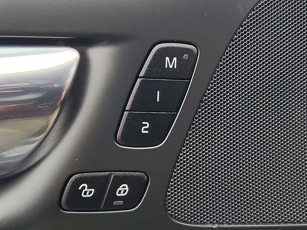 2021 Crystal White Volvo S60 T5 Momentum FWD Sedan